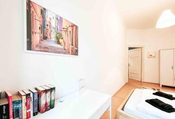 Altbau-Schmuckst  ck an der Karli mit riesigem Balkon has Balcony rooms