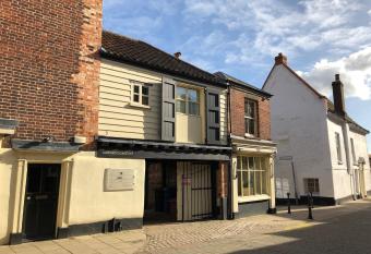 Studio 4- 6 Norwich City Centre Apartment allows 18 year olds to book a room