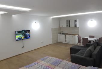 Apartman Viktor 2 Jacuzzi has rooms with a private hot tub