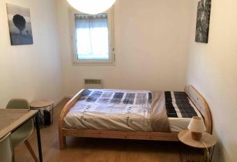 Studio ARBOLES has rooms with a private hot tub