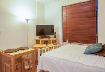 Downtown Studio Apt, near Grocery and hospitals allows 18 year olds to book a room