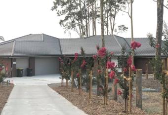 Mala Retreat, Shiraz Suite 5 Star Immaculate and Comfortable allows 18 year olds to book a room