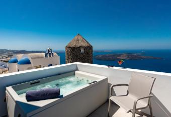 Aeifos Boutique Hotel has rooms with a private hot tub