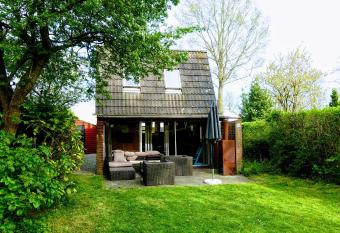 Oude-Tonge holiday house near fishing waters allows 18 year olds to book a room