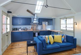 Studio 2 - Central Location Sleeps 4 allows 18 year olds to book a room