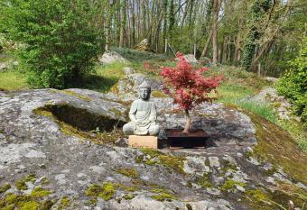 GITE LES ROCHES allows 18 year olds to book a room