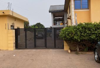 Cosy 3 bedroom holiday apartment for rent has Balcony rooms