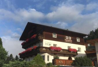 Fr  hst  ckspension Alpenrose Bed & Breakfast has Balcony rooms