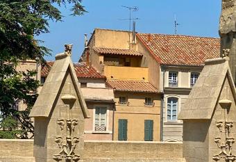 Tr  sors de la Cath  drale, Maison de Ville allows 18 year olds to book a room