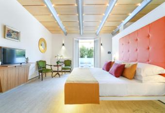 DA Rooms allows 18 year olds to book a room