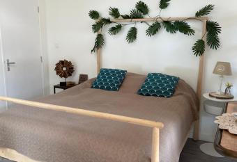 Queens Romantic Beachhouse has Balcony rooms