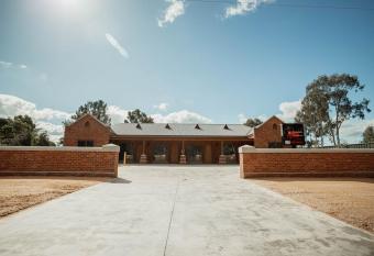Red Waratah Accommodation allows 18 year olds to book a room