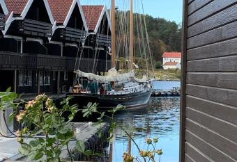 Trysnes Brygge has Balcony rooms