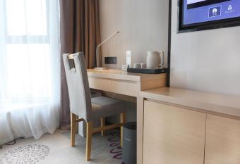 Lavande Hotel Shanwei Four Road City Square allows 18 year olds to book a room