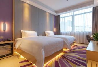Lavande Hotel Jiangmen Heshan Bus Terminal allows 18 year olds to book a room