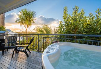 PALM BEACH PERFECTION, PRIVATE SPA POOL, WIFI, SKY TV (POSSIBLY A CAR) has Balcony rooms