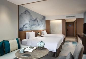 Foreign Trade Centre C&D Hotel,Fuzhou has rooms with a private hot tub