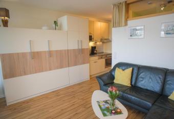 Hafenblick     mit Balkon & Strandkorb am S  dstrand has Balcony rooms