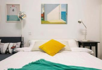 Jingyi Apartment has Balcony rooms