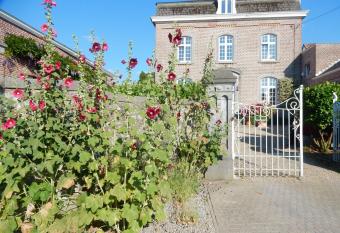 Le Chant du coucou allows 18 year olds to book a room