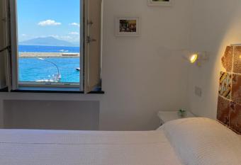 La Baia di Napoli has Balcony rooms
