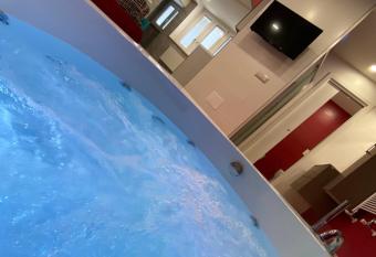 Sweet Home & Wellness Luxury Apartment allows 18 year olds to book a room