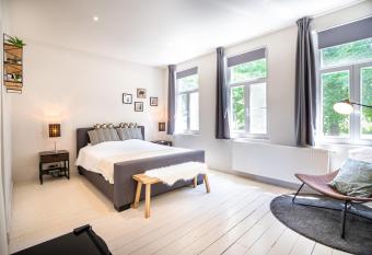 Spacious Guest Suites near Historic Market - 5 Min Walk allows 18 year olds to book a room