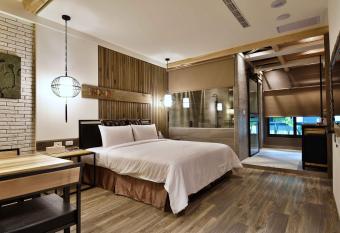                         -          has rooms with a private hot tub