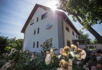 Hotel am Ring allows 18 year olds to book a room