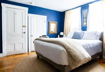 Craftsbury Farmhouse has rooms with a private hot tub