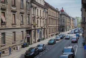 Spacious and Modern Central Triplex- FREE PARKING! allows 18 year olds to book a room