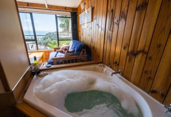 SUPACUTE CHARACTER COTTAGE, WIFI, SKY TV, SPA BATH, SPA BATH, DBLE KAYAK AND POSSIBLY A CAR! has Balcony rooms