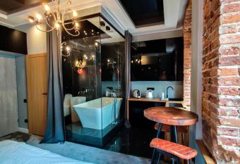 Piotrkowska.eu Apartament Romantica allows 18 year olds to book a room