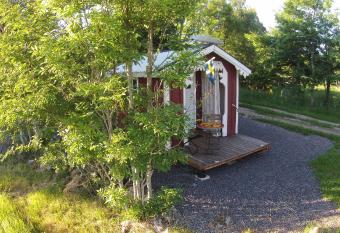 Liten enklare klimatsmart stuga i Roslagen allows 18 year olds to book a room