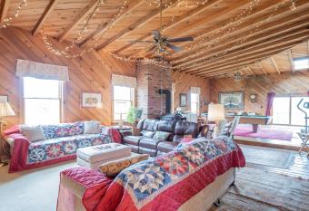 Big Family Lodge Near Ark Sleeps 16 allows 18 year olds to book a room