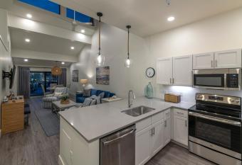 The Suites at Fishermen's Village has Balcony rooms