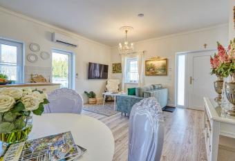 The Doors Boutique Apartments has rooms with a private hot tub