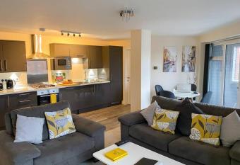 13 The Grosvenor, luxury flat, central Newmarket, has Balcony rooms