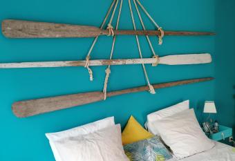 Proche Le Pouldu, cadre verdoyant avec parking has Balcony rooms