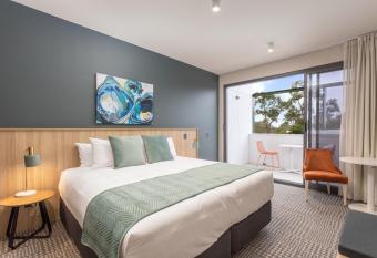 Club Old Bar Motel allows 18 year olds to book a room