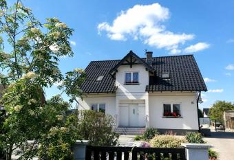 E&S_ Apartament allows 18 year olds to book a room