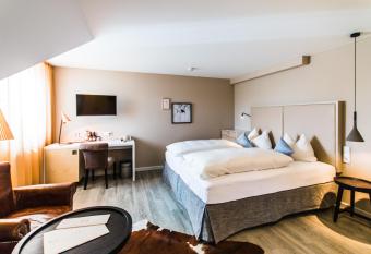 Hotel Knoblauch allows 18 year olds to book a room