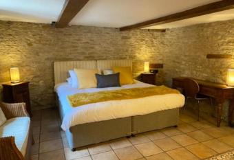 THE RED LION allows 18 year olds to book a room