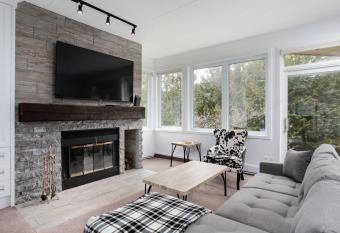 Ski In Out 1 BR, Sleeps 6 Cachet Crossing has Balcony rooms