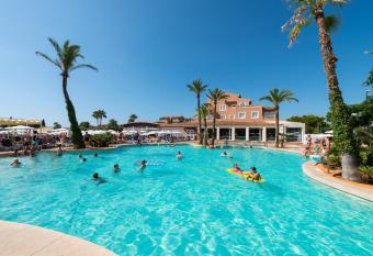 Aparthotel Ciudad Laurel has Balcony rooms