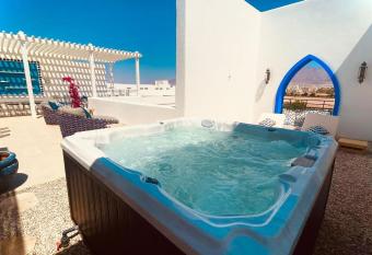 Cloud 7 Residences Ayla Aqaba has rooms with a private hot tub