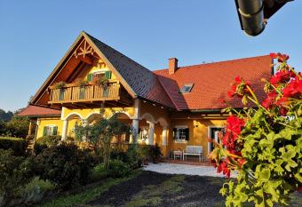 Weingut - Ferienhaus Sonja Rohrbacher has Balcony rooms