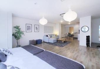 bHOTEL Nikke - 2BR Apt for 10ppl near Hondori Shopping allows 18 year olds to book a room