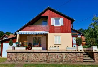 Villa Fel  cia has Balcony rooms