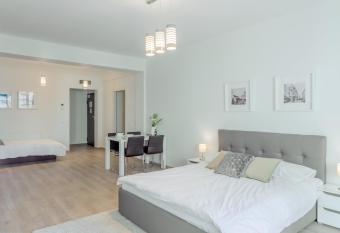 ATLAS UNIRII: Upscale Flats in the Heart of Bucharest! has rooms with a private hot tub